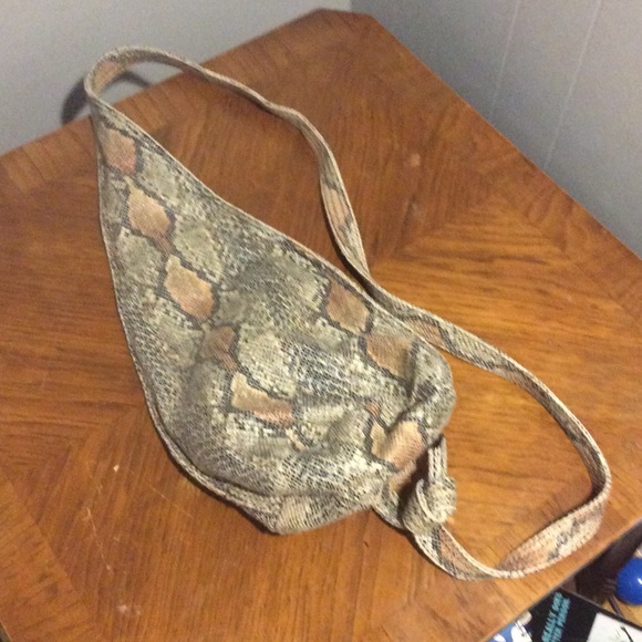 Patti by hung on u sling bag - Picture 2 of 4